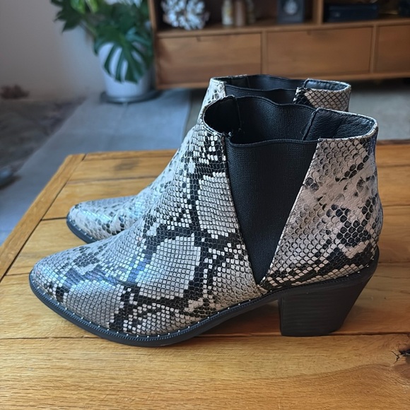 Universal Thread snakeskin-print booties 9.5 EUC - Picture 1 of 3